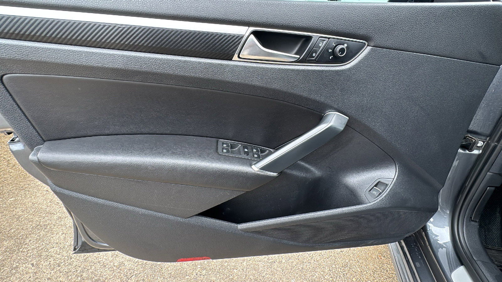 Used 2017 Volkswagen Passat 1.8T R-Line w/ R-Line Lighting Package image 11