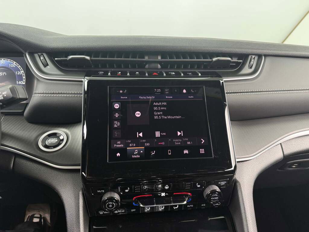 New 2025 Jeep Grand Cherokee L Laredo image 29