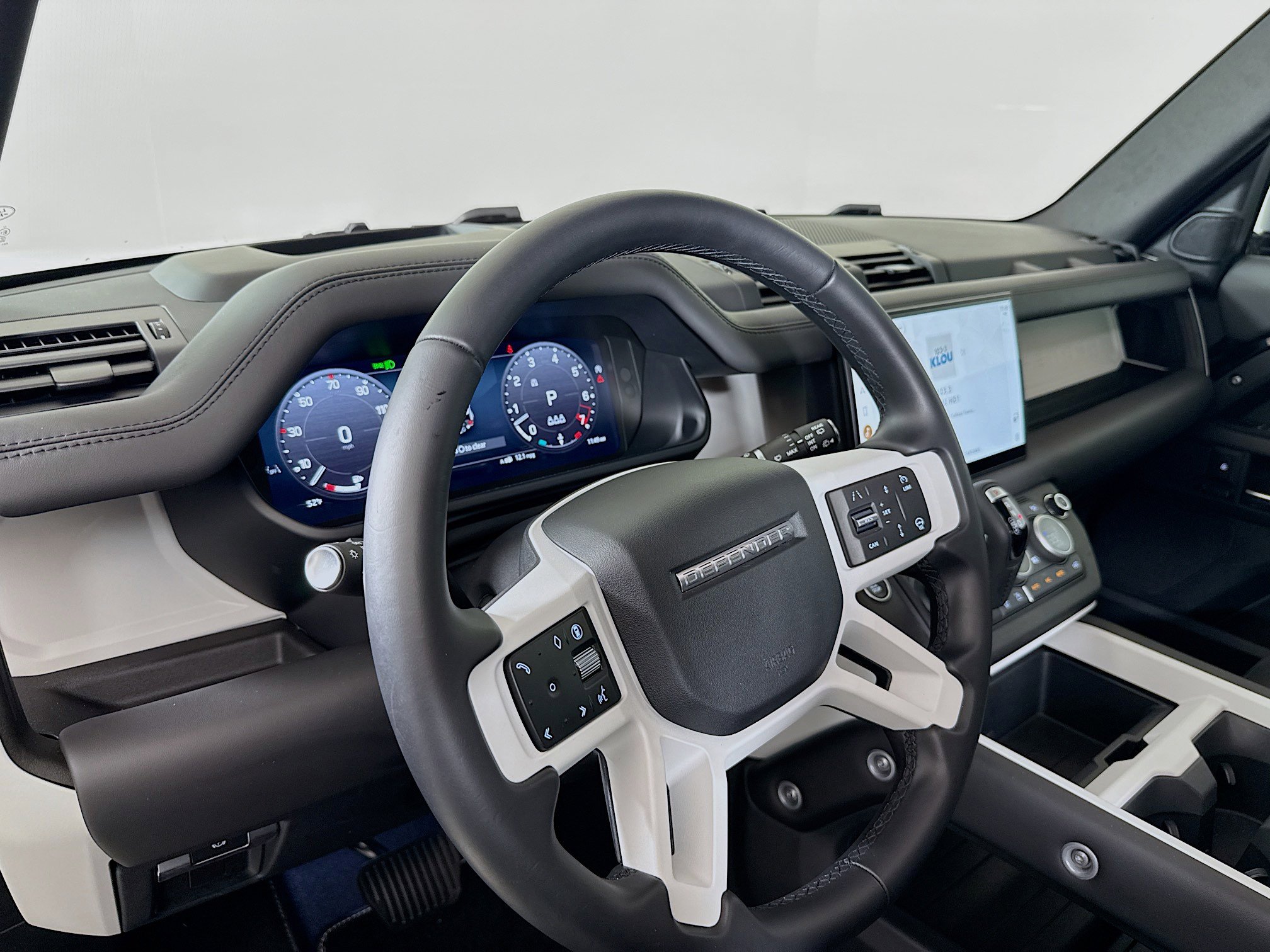 Used 2025 Land Rover Defender 110 X-Dynamic SE image 9