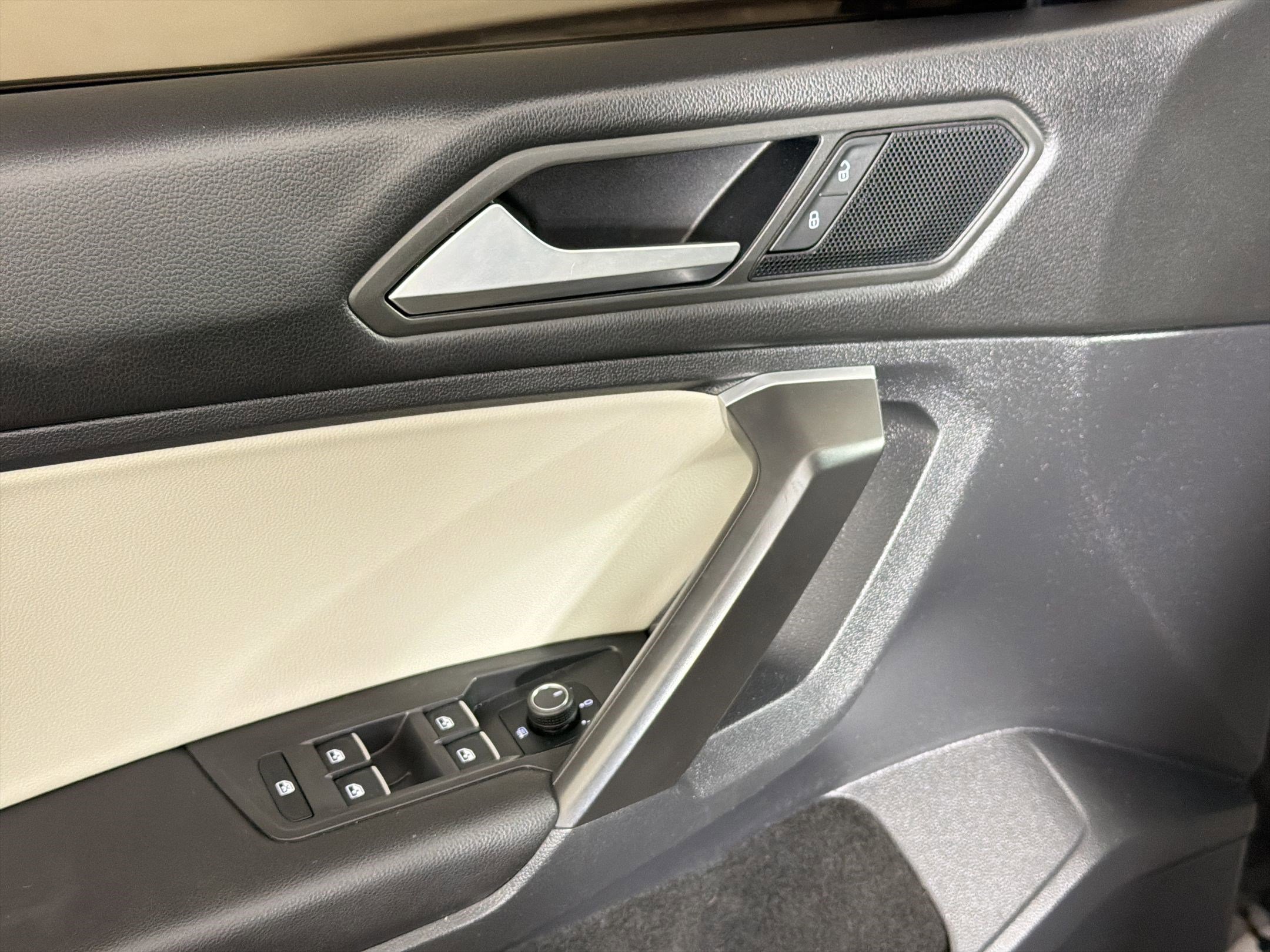 Used 2021 Volkswagen Tiguan SE R-Line image 22