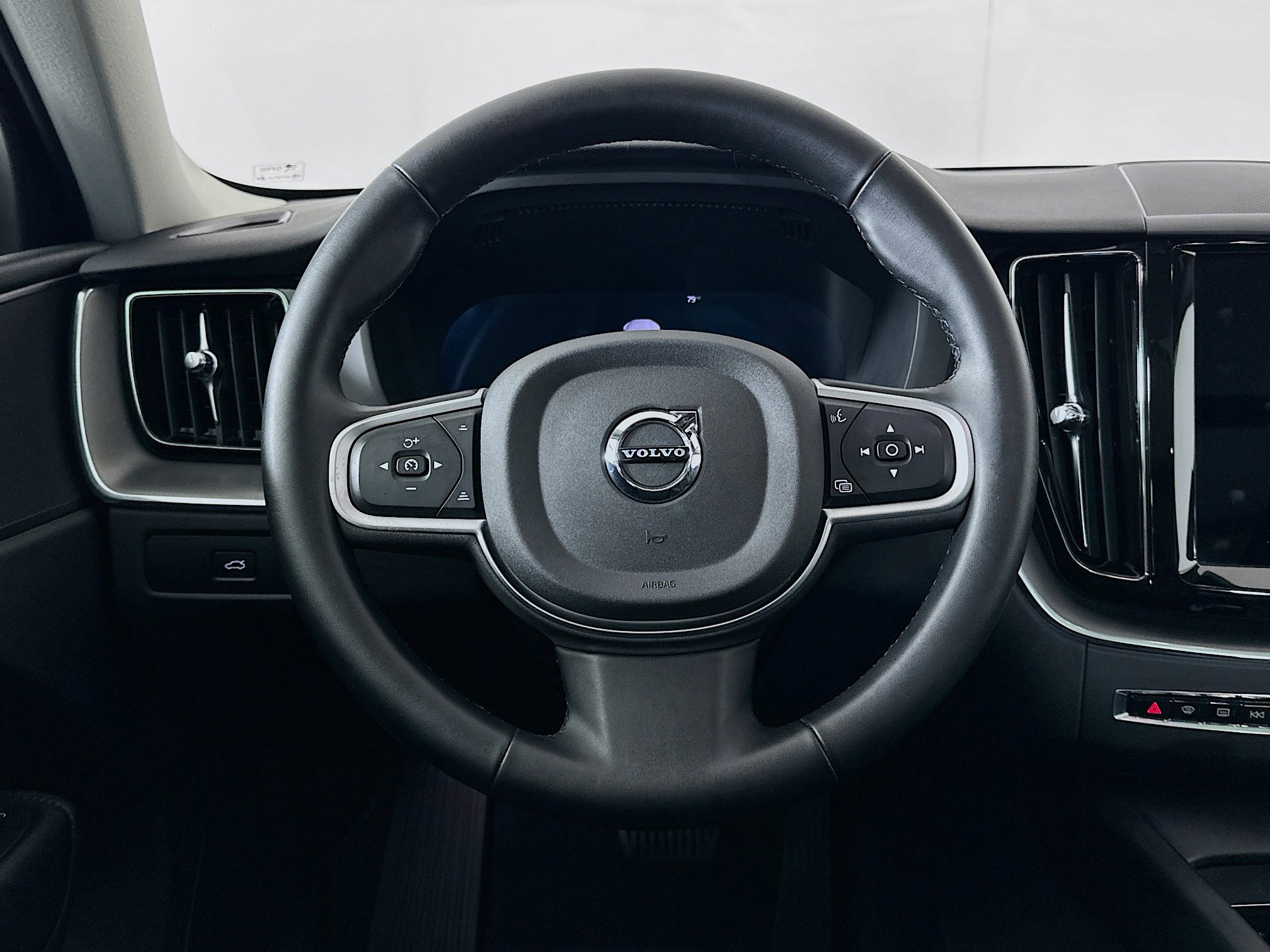 Used 2025 Volvo XC60 B5 Core image 18