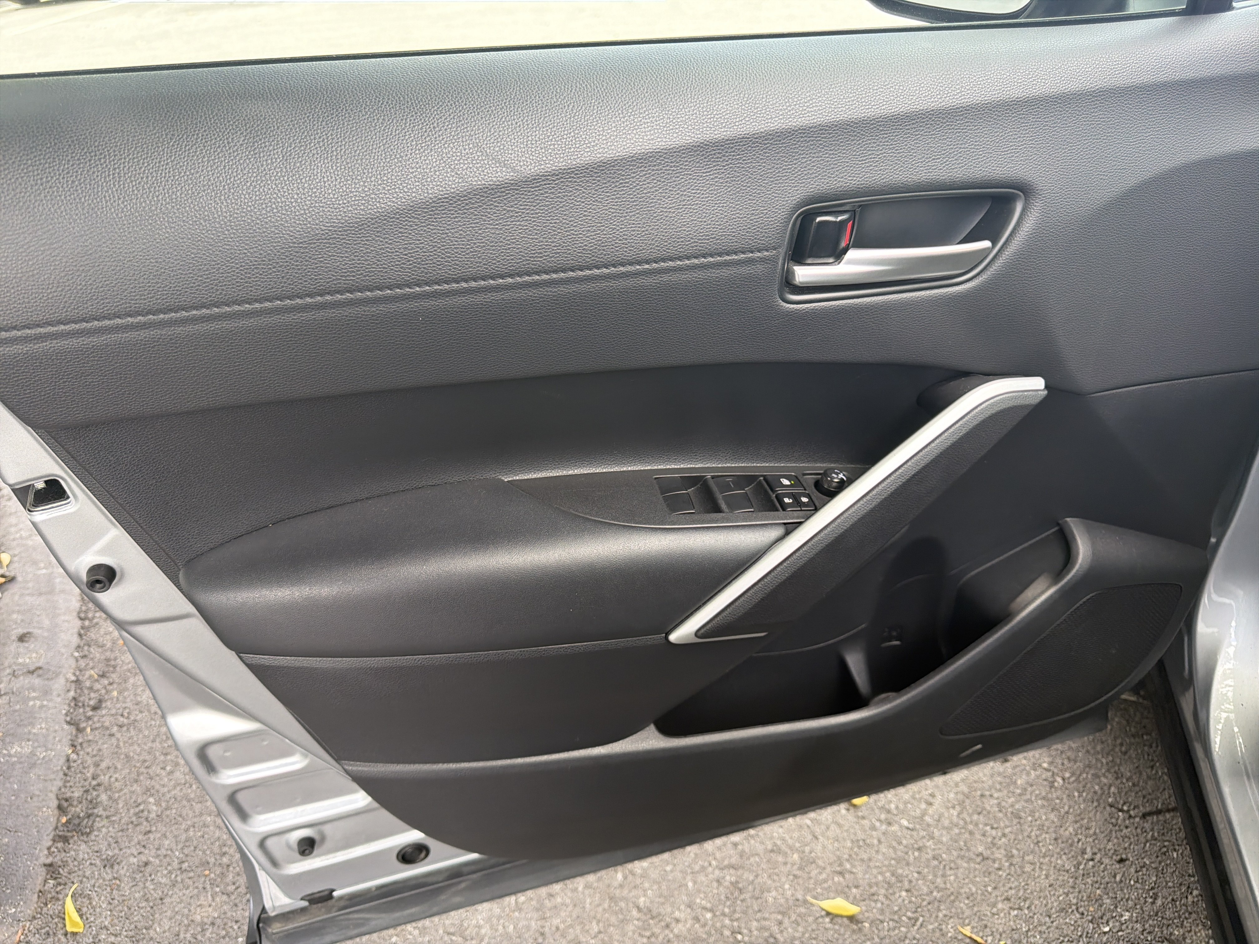 Used 2025 Toyota Corolla Cross XLE AWD/4WD image 15