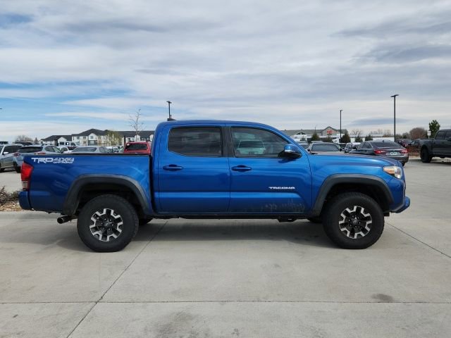 Used 2017 Toyota Tacoma TRD Off-Road image 2