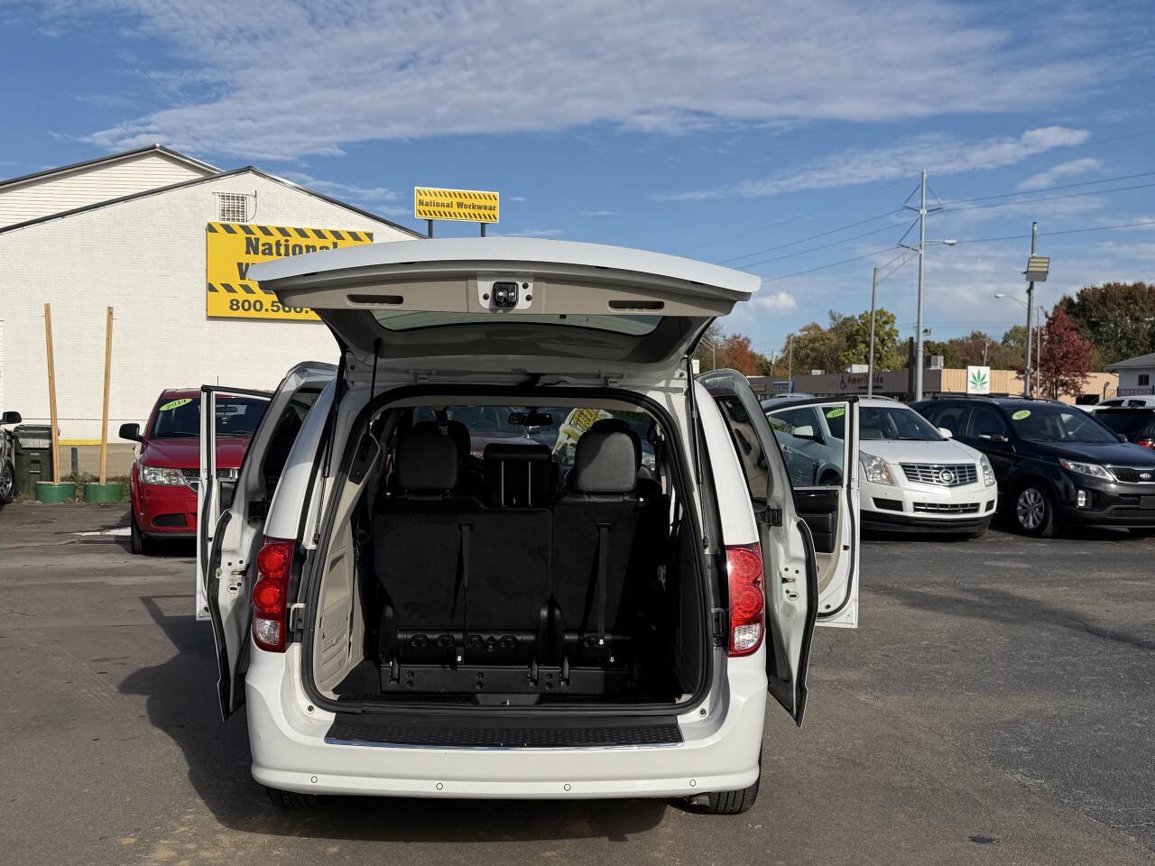 Used 2017 Dodge Grand Caravan SXT w/ Rear Park Assist Package FWD image 23