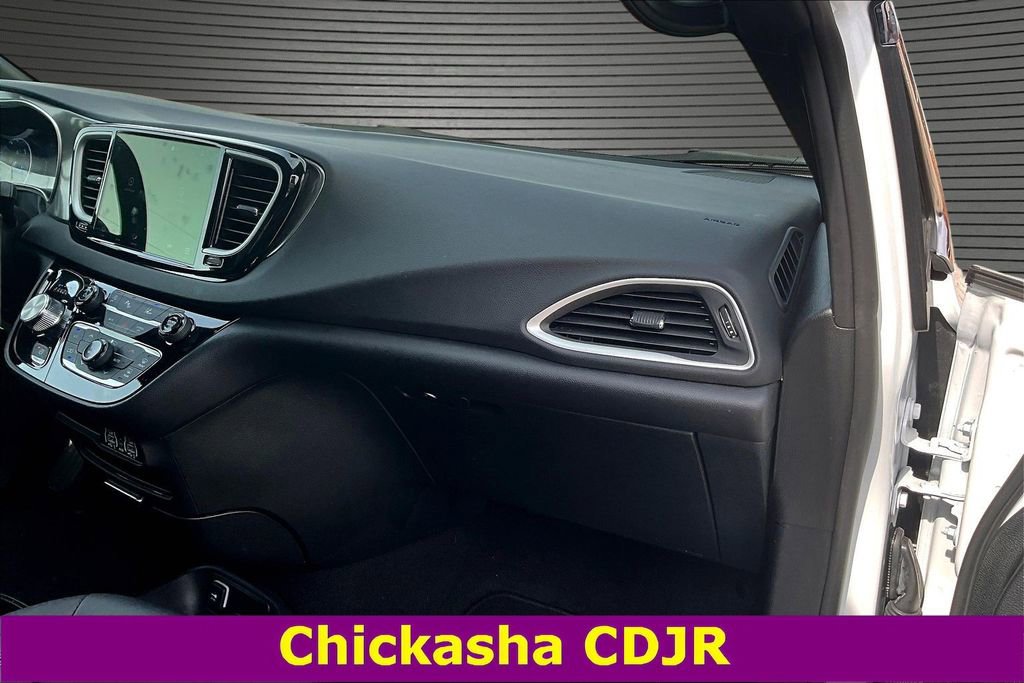 Used 2025 Chrysler Pacifica Select image 26
