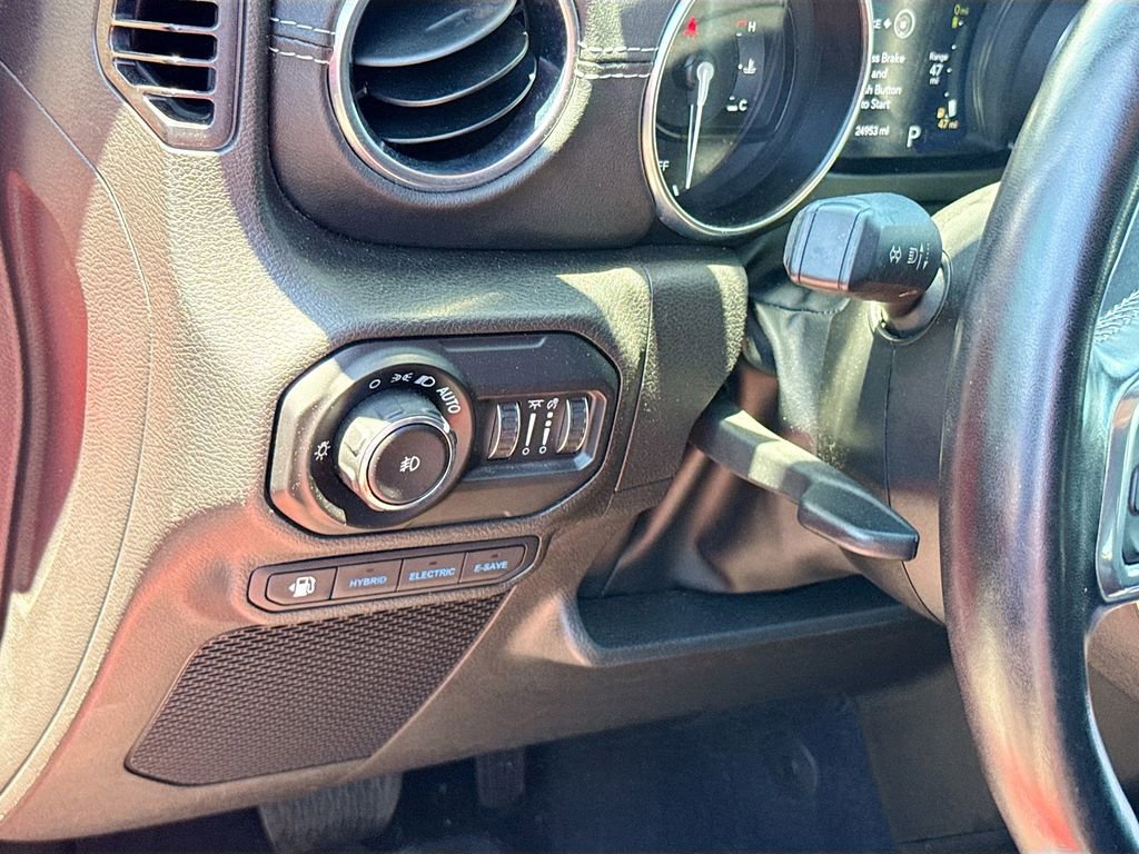Used 2022 Jeep Wrangler Unlimited Sahara w/ Cold Weather Group AWD/4WD image 11