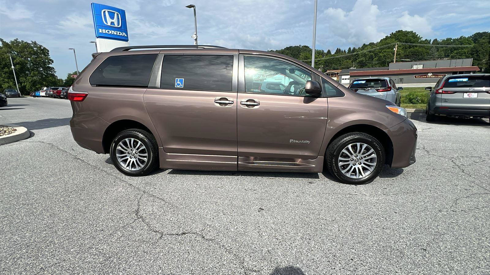 Used 2020 Toyota Sienna XLE w/ XLE Navigation Package FWD image 3