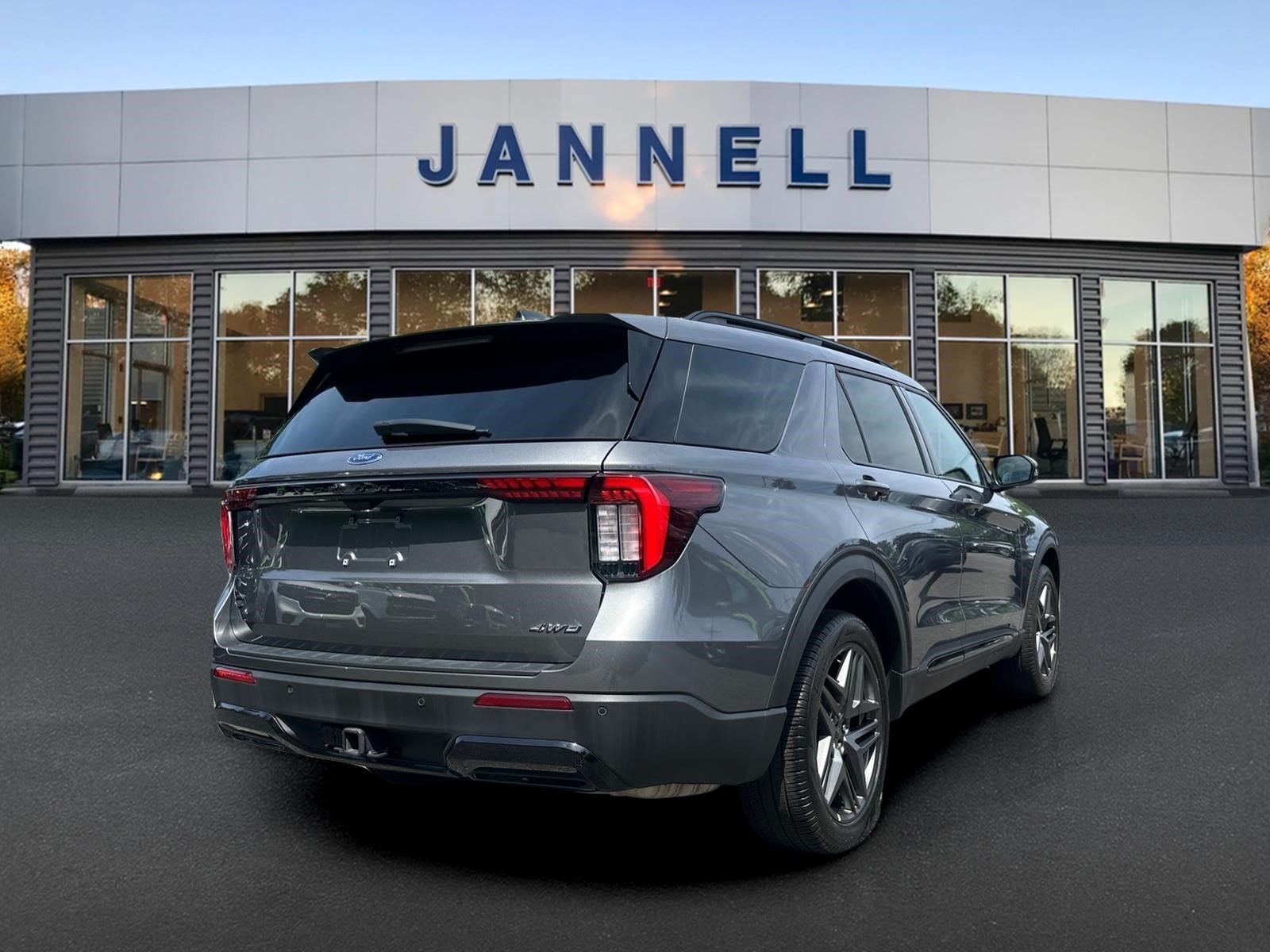 Used 2025 Ford Explorer ST-Line w/ ST-Line Street Pack AWD/4WD image 5