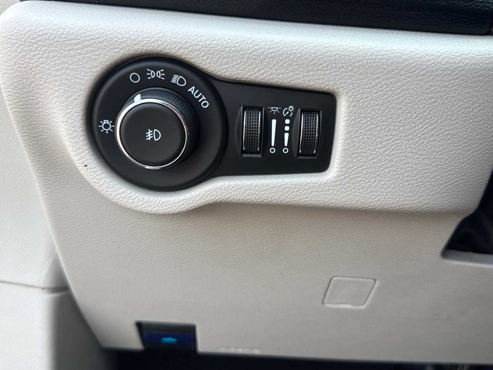 Used 2024 Chrysler Pacifica Touring-L FWD image 16
