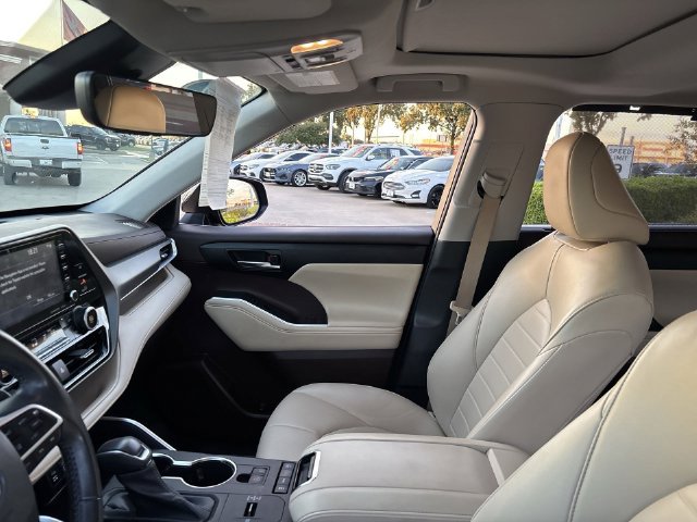 Used 2022 Toyota Highlander XLE FWD image 13