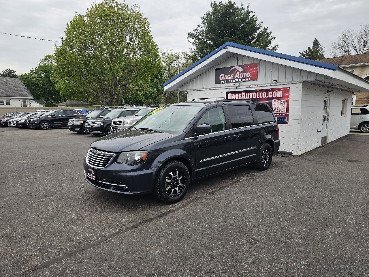Used 2014 Chrysler Town & Country Touring FWD image 5
