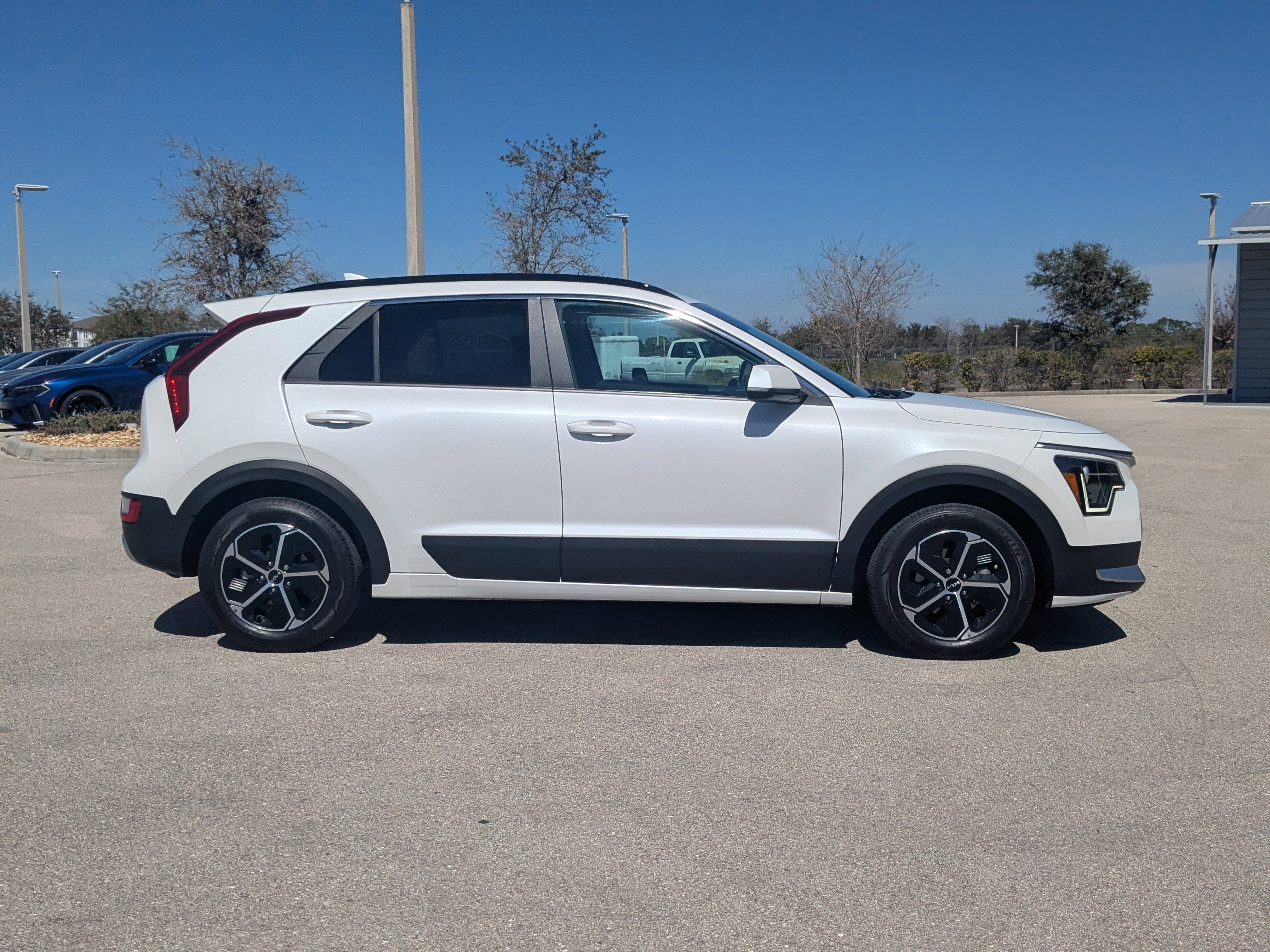 Certified 2024 Kia Niro LX image 4