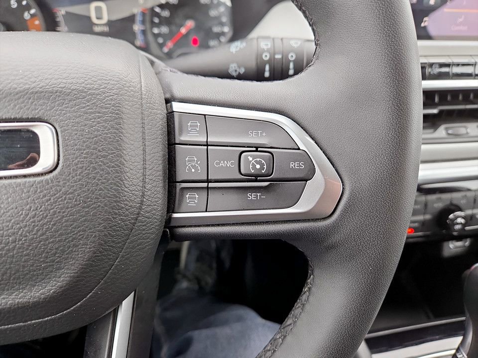 Used 2025 Jeep Compass Limited image 15