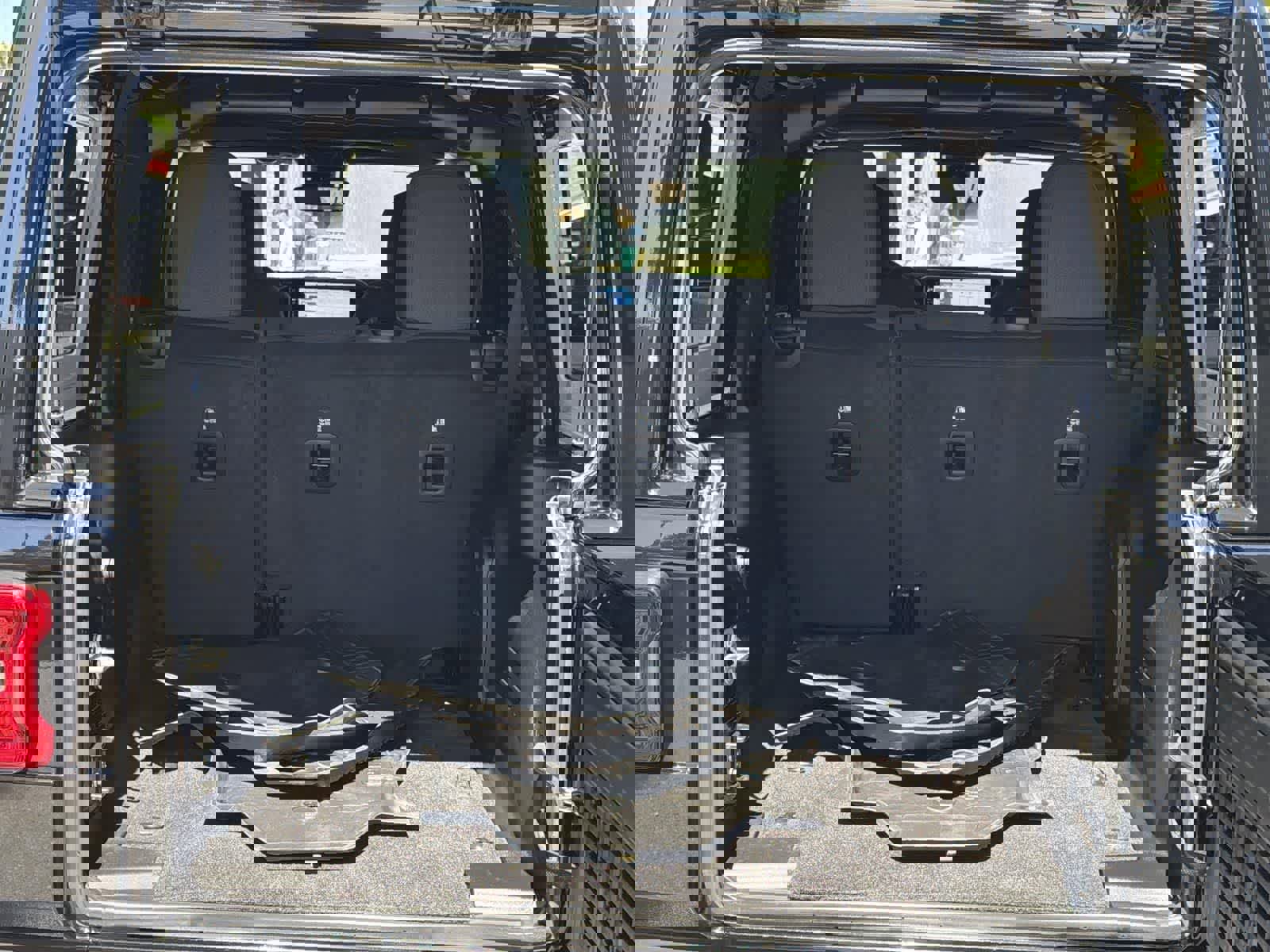 Used 2024 Jeep Wrangler Unlimited Rubicon w/ Technology Group image 28