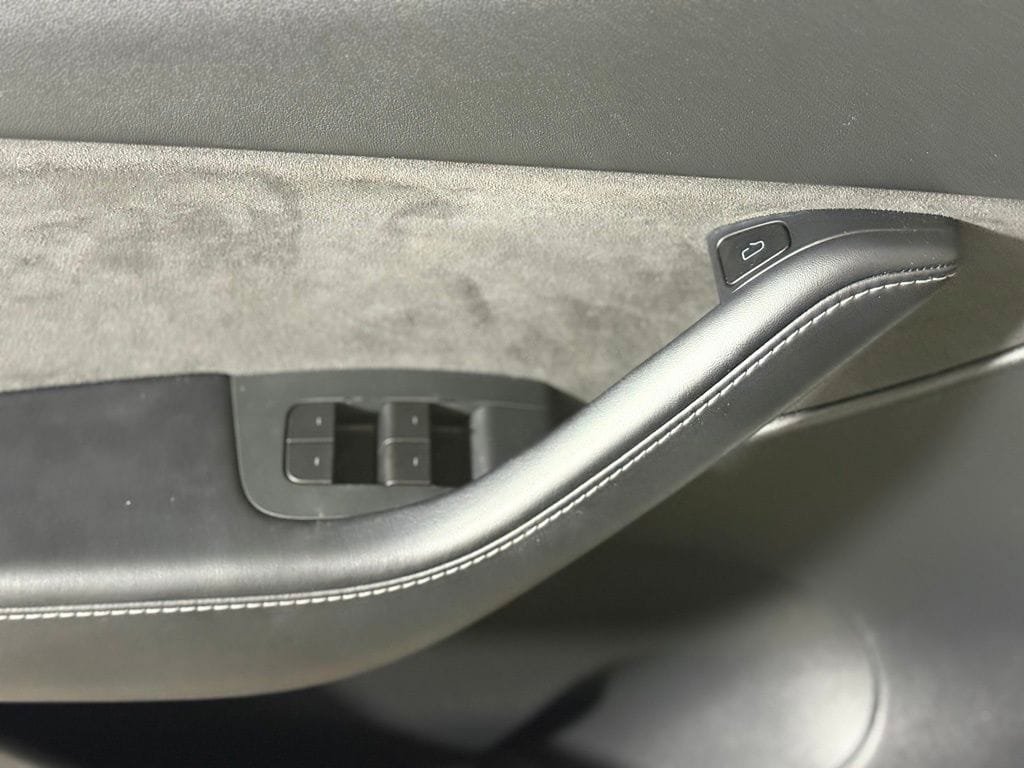 Used 2021 Tesla Model Y Long Range AWD/4WD image 23