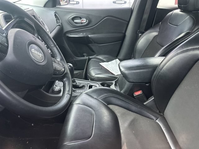 Used 2019 Jeep Cherokee Latitude Plus AWD/4WD image 5
