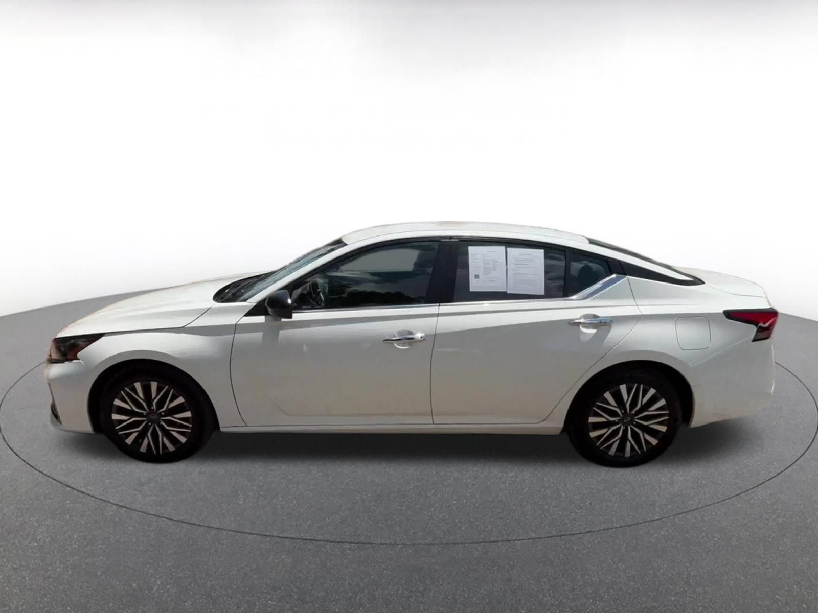 Used 2025 Nissan Altima 2.5 SV FWD image 9