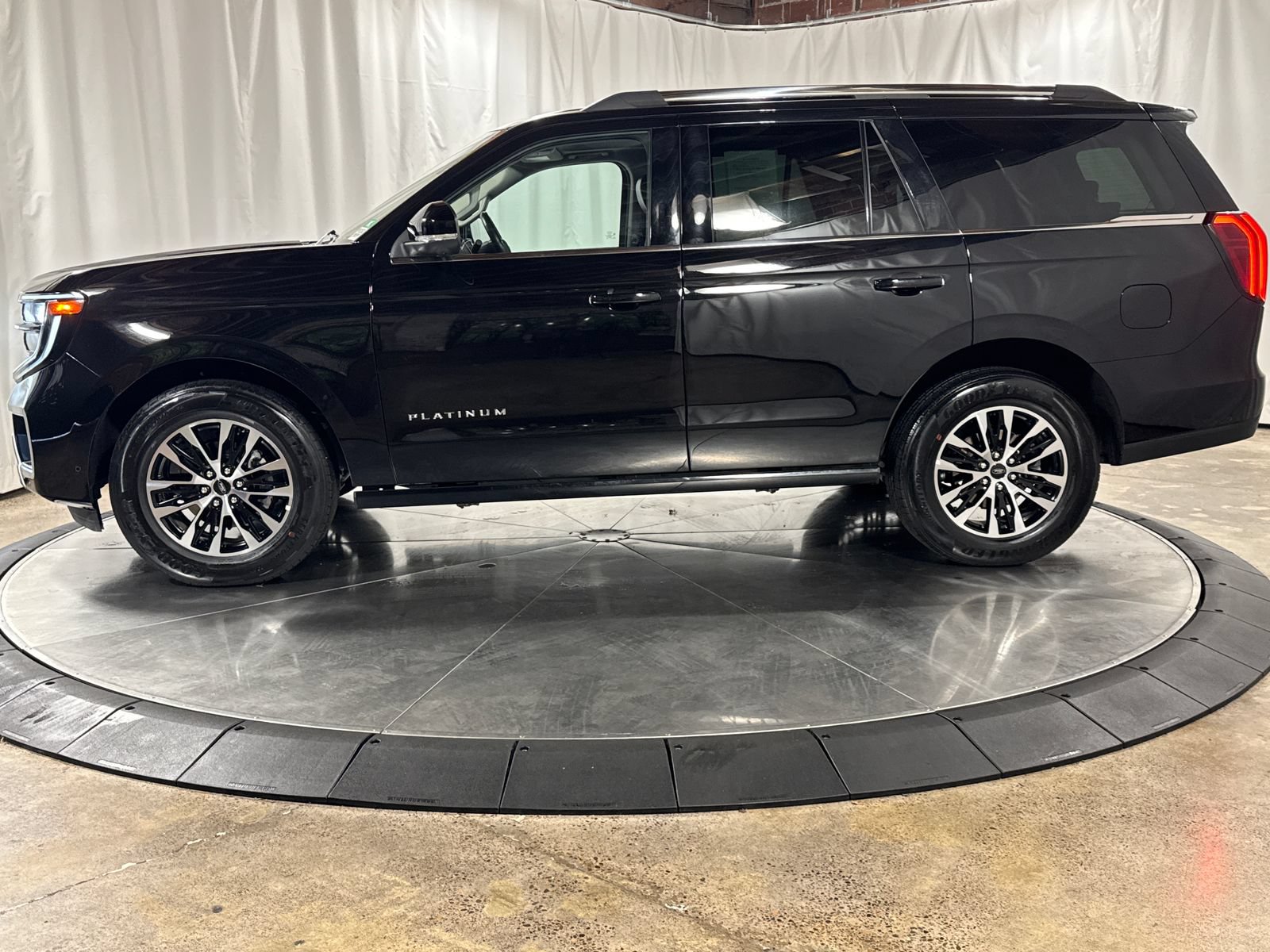 Used 2025 Ford Expedition Platinum AWD/4WD image 8