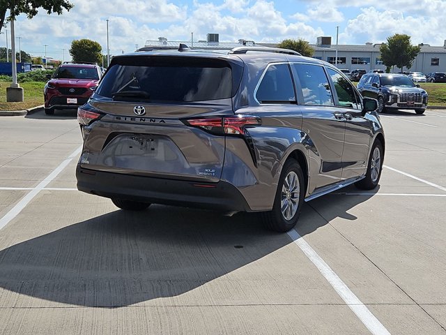Used 2021 Toyota Sienna XLE FWD image 5