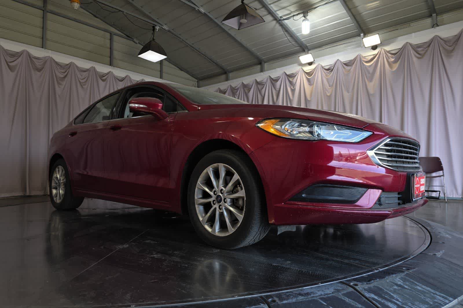 Used 2017 Ford Fusion SE w/ Fusion SE Technology Package FWD image 10