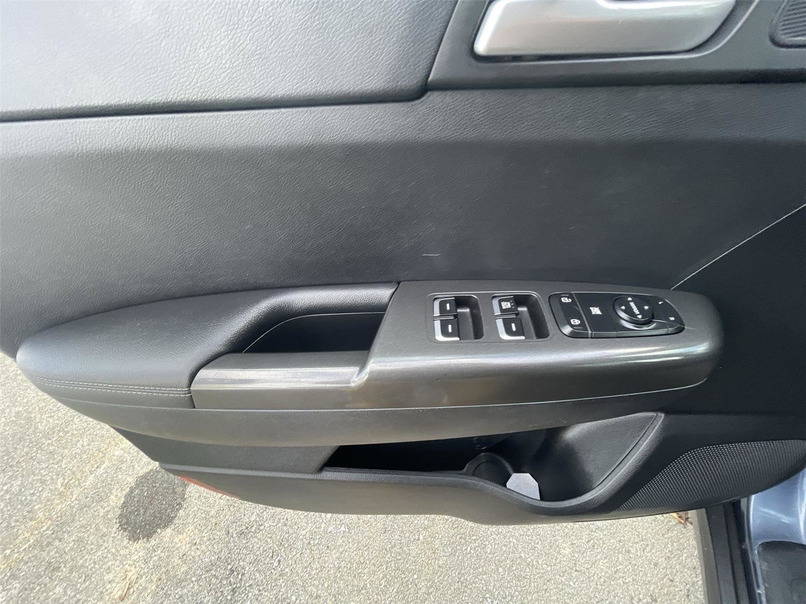 Used 2020 Kia Sportage LX image 12