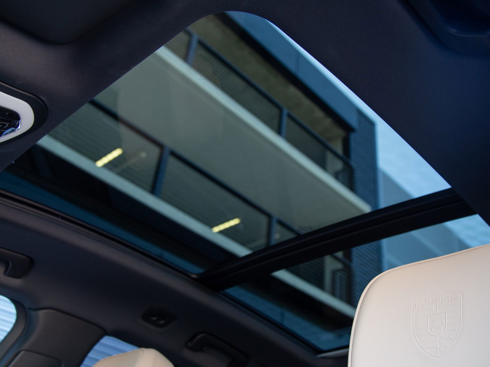 Certified 2025 Porsche Macan AWD/4WD image 27