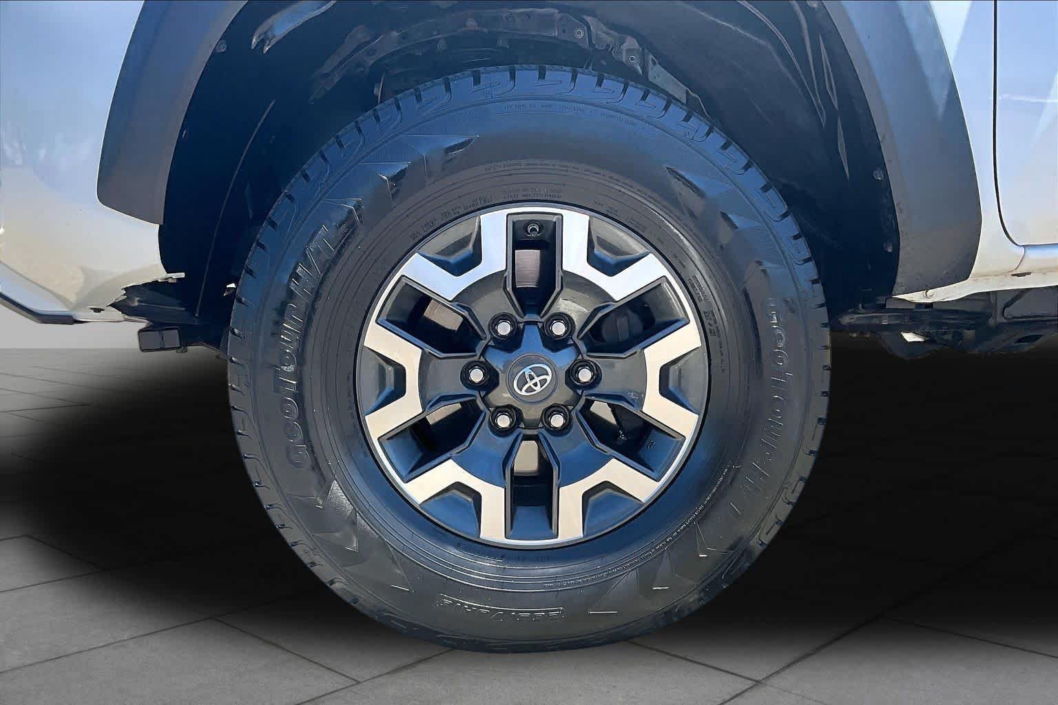 Certified 2019 Toyota Tacoma TRD Off-Road AWD/4WD image 10