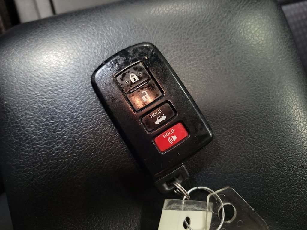 Used 2014 Toyota Camry SE w/ Moonroof Package FWD image 18