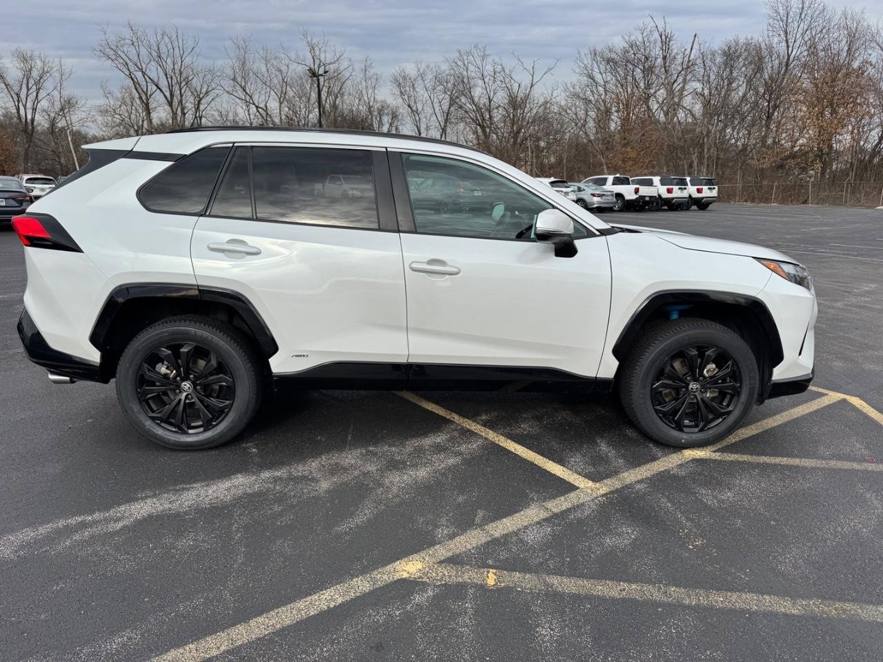 Used 2023 Toyota RAV4 SE image 4