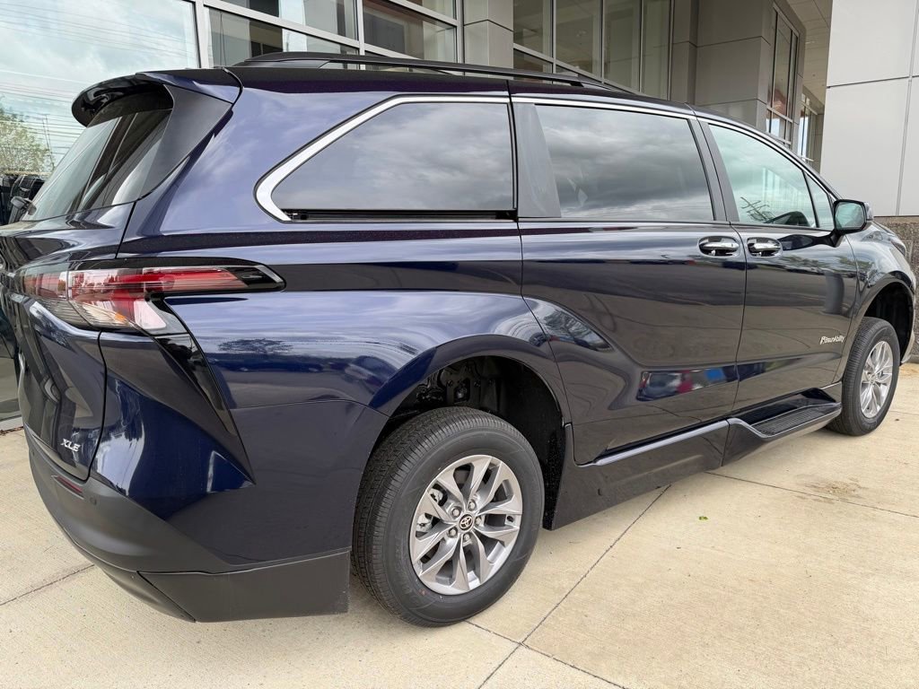 Used 2026 Toyota Sienna XLE FWD image 5