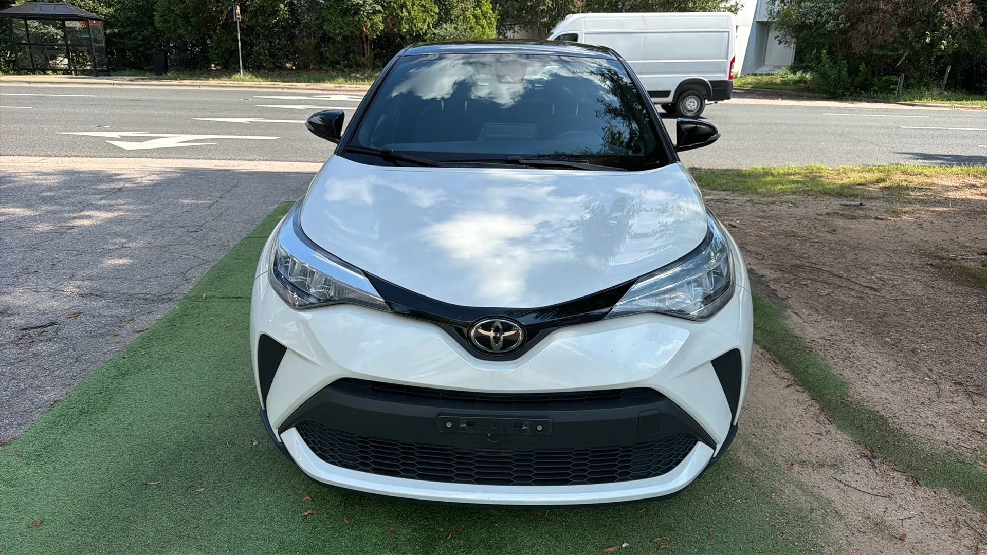 Used 2020 Toyota C-HR XLE FWD image 2