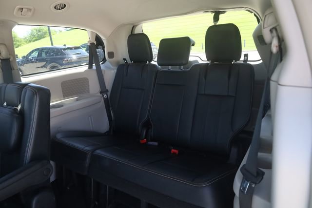 Used 2015 Chrysler Town & Country Touring FWD image 21
