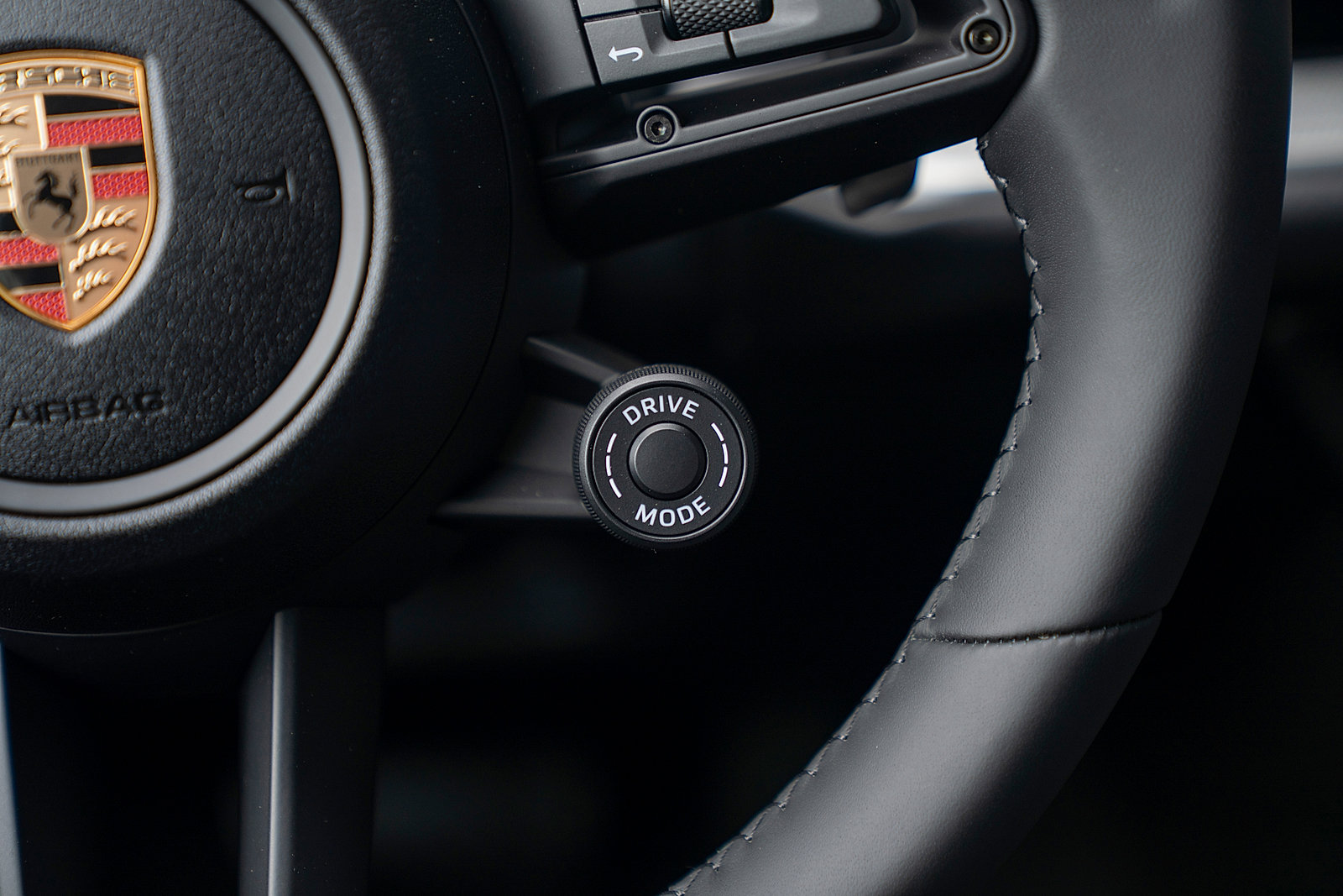 Used 2025 Porsche Cayenne Coupe image 9