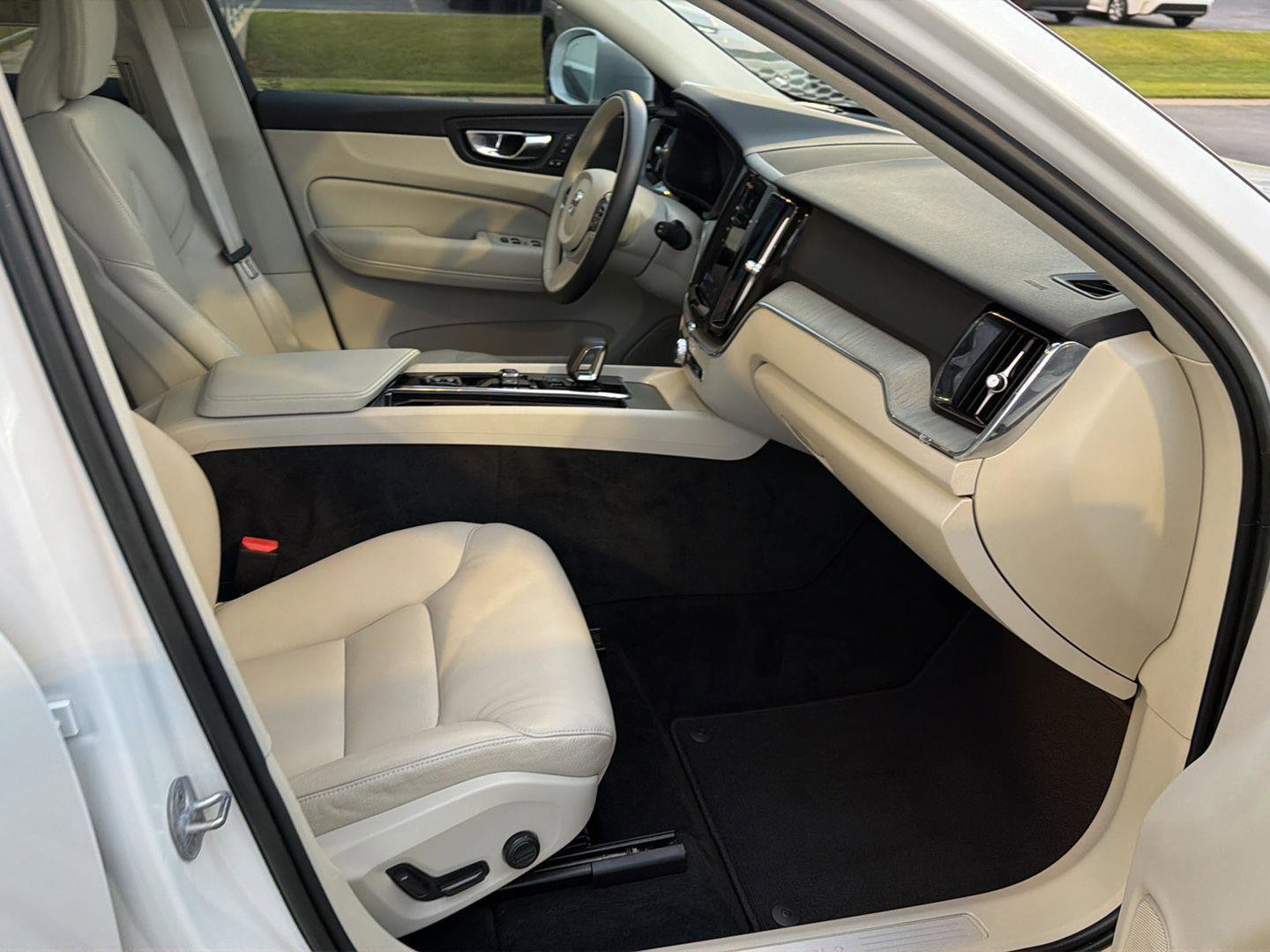 Used 2023 Volvo XC60 B5 Plus AWD/4WD image 13