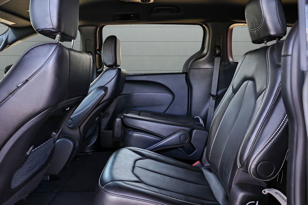 Used 2025 Chrysler Pacifica Select image 54