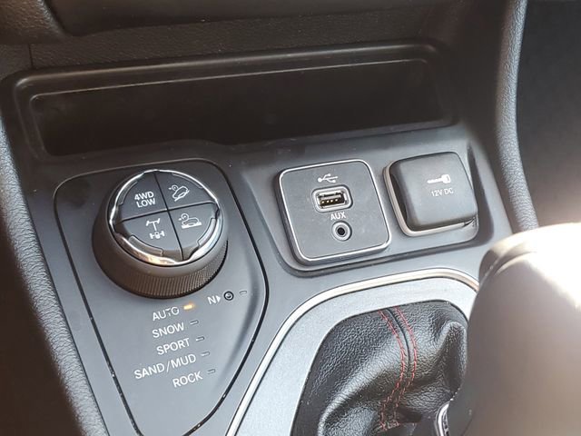 Used 2019 Jeep Cherokee Trailhawk image 29