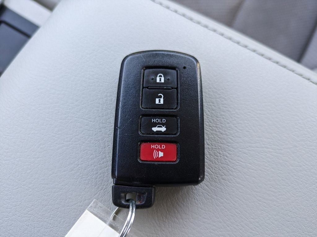 Used 2013 Toyota Camry XLE w/ Leather Pkg image 31