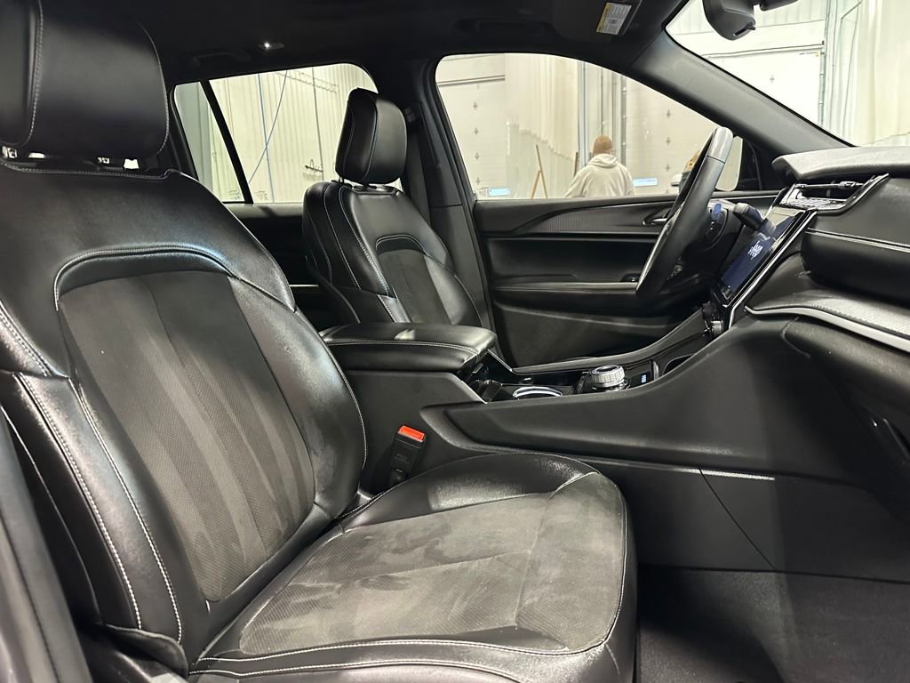 Used 2023 Jeep Grand Cherokee Altitude image 28