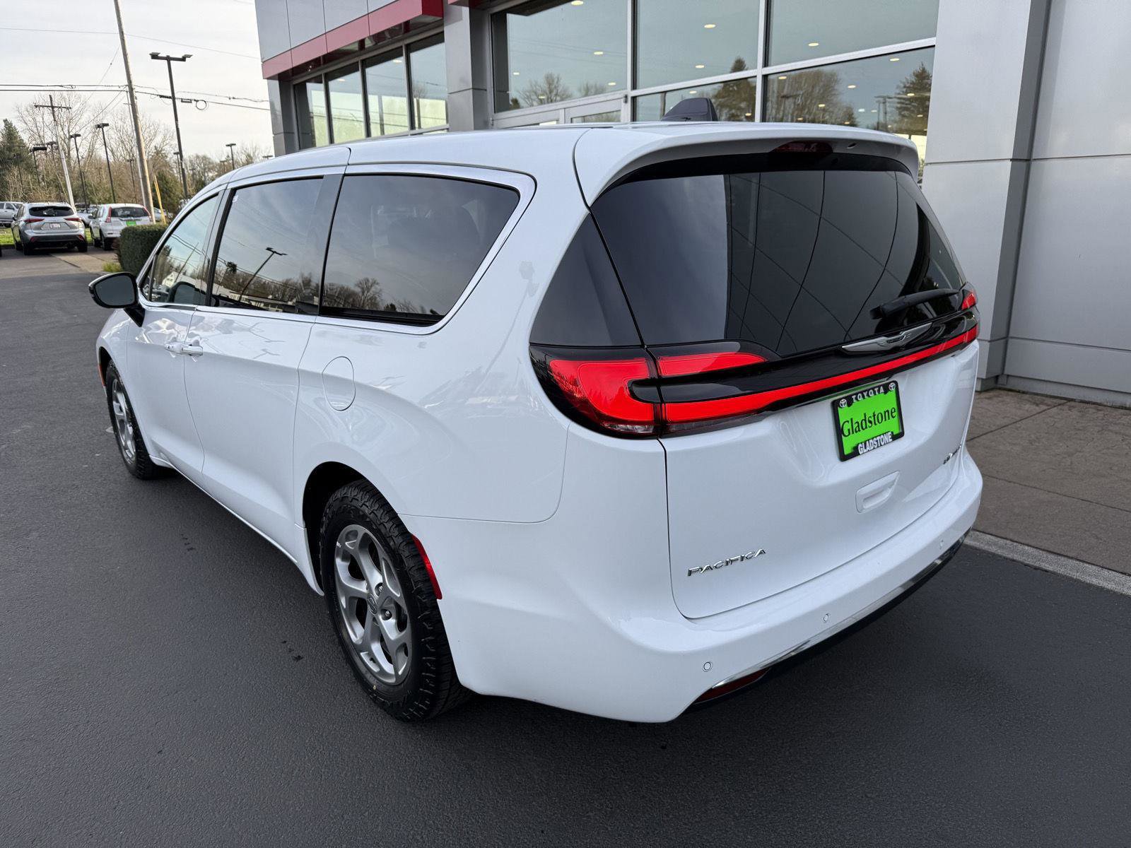 Used 2024 Chrysler Pacifica Limited image 3