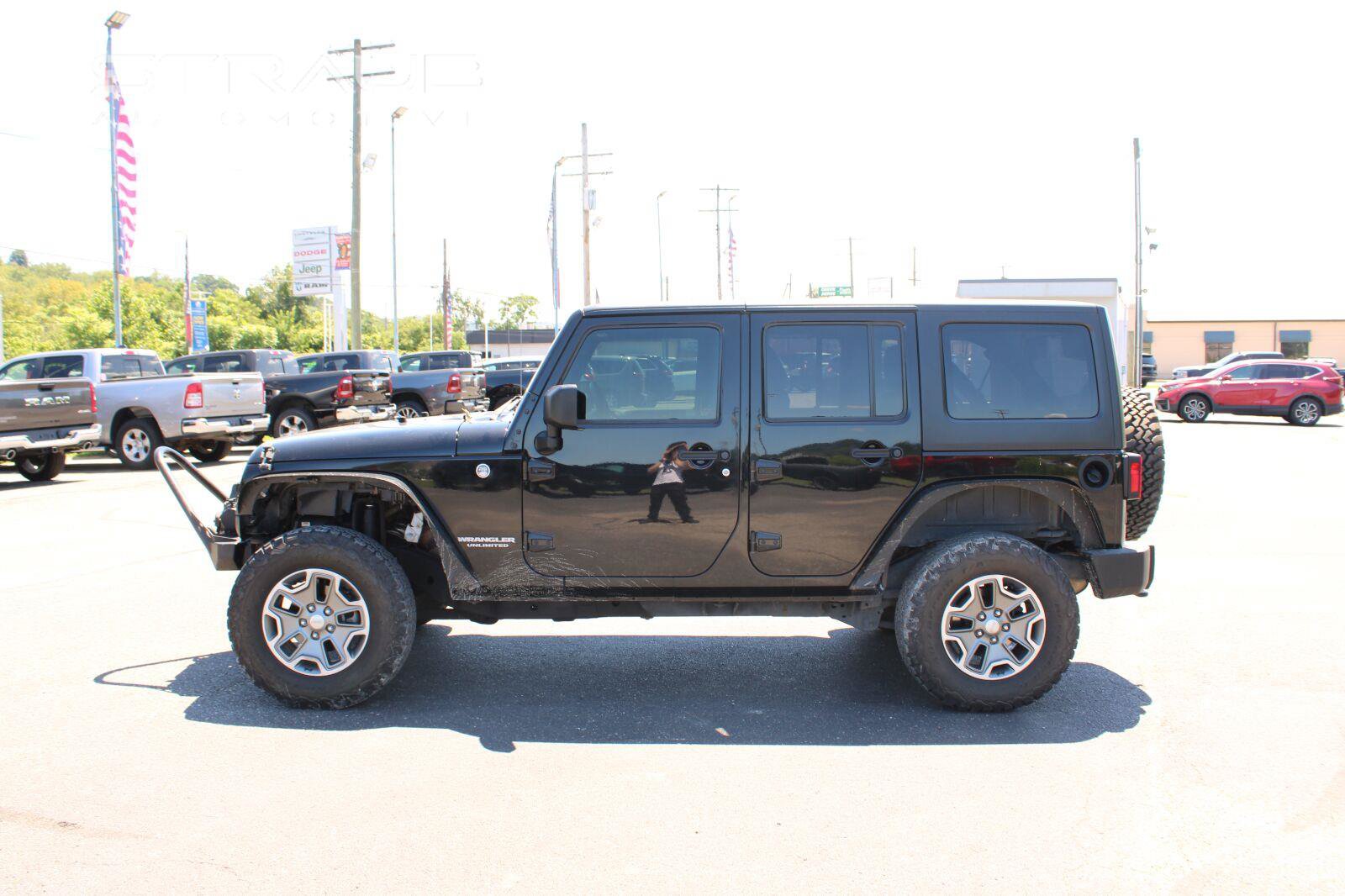 Used 2017 Jeep Wrangler Unlimited Rubicon w/ Connectivity Group AWD/4WD image 4