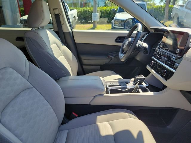 Used 2025 Nissan Pathfinder SV FWD image 34