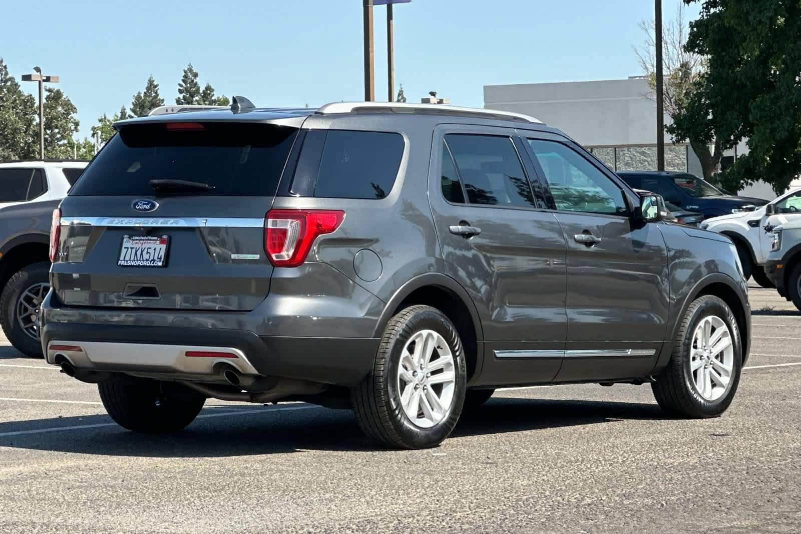 Used 2016 Ford Explorer XLT w/ Equipment Group 202A FWD image 2