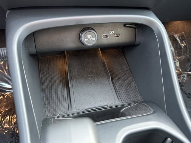 Certified 2025 Volvo XC40 B5 Core image 28