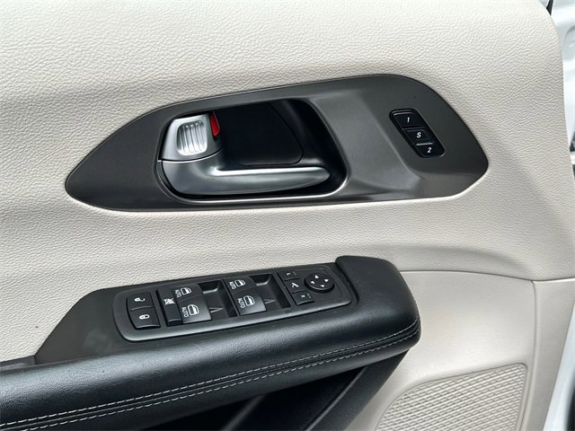 Used 2019 Chrysler Pacifica Limited image 19