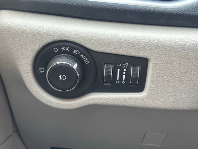 Used 2018 Chrysler Pacifica Limited w/ Tire & Wheel Group image 25