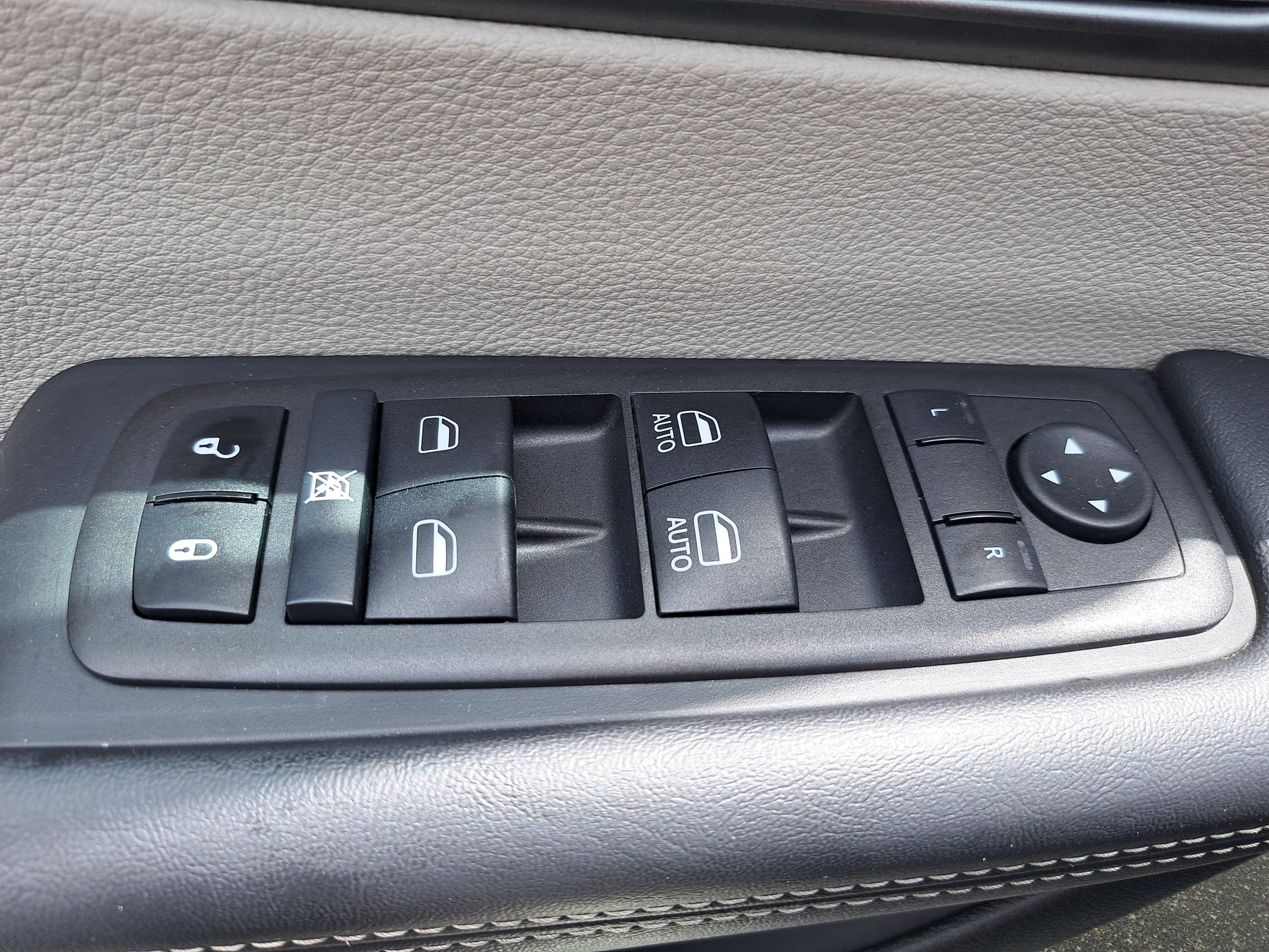 Used 2024 Chrysler Pacifica Touring-L FWD image 28