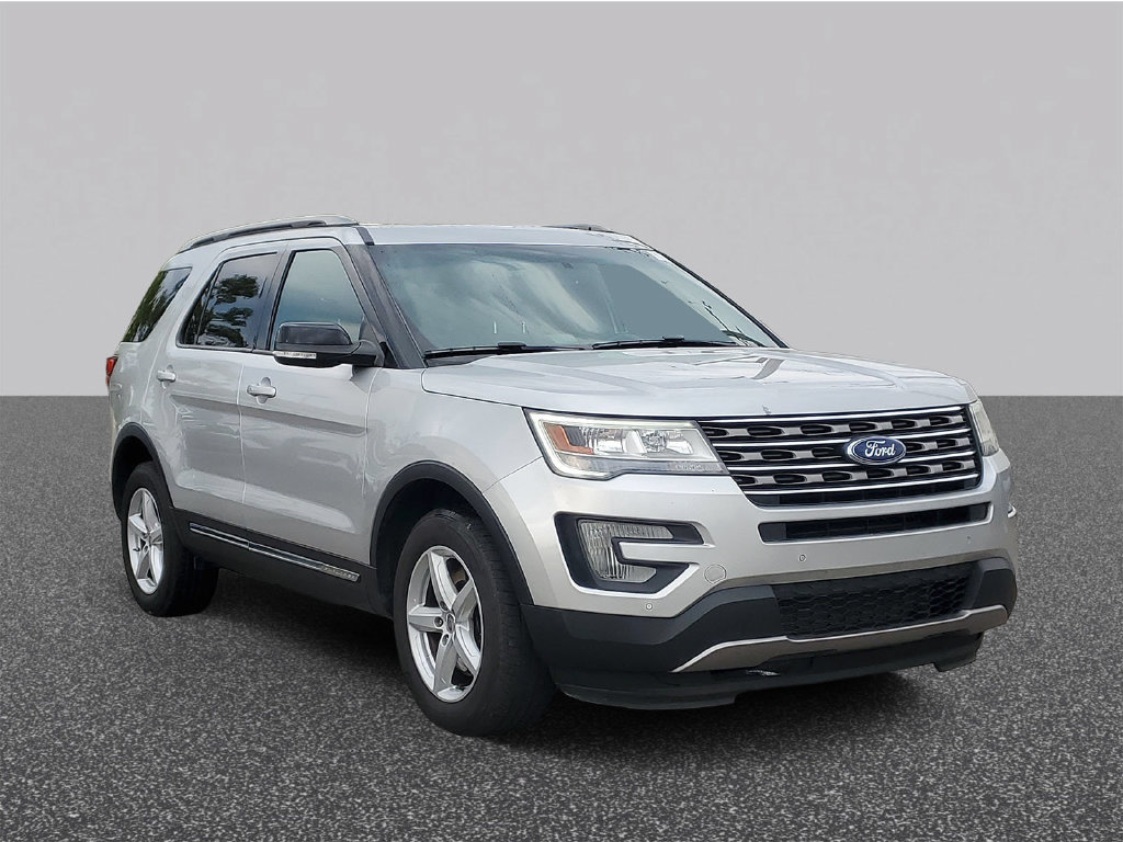 Used 2017 Ford Explorer XLT w/ Equipment Group 202A AWD/4WD image 4