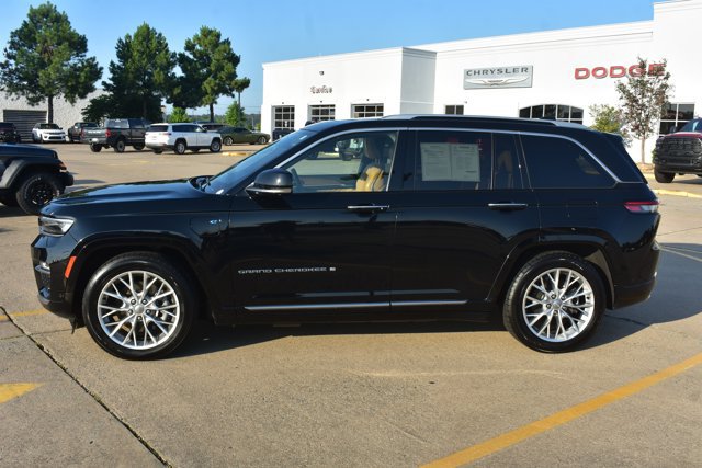Used 2023 Jeep Grand Cherokee Summit w/ Luxury Tech Group V AWD/4WD image 10