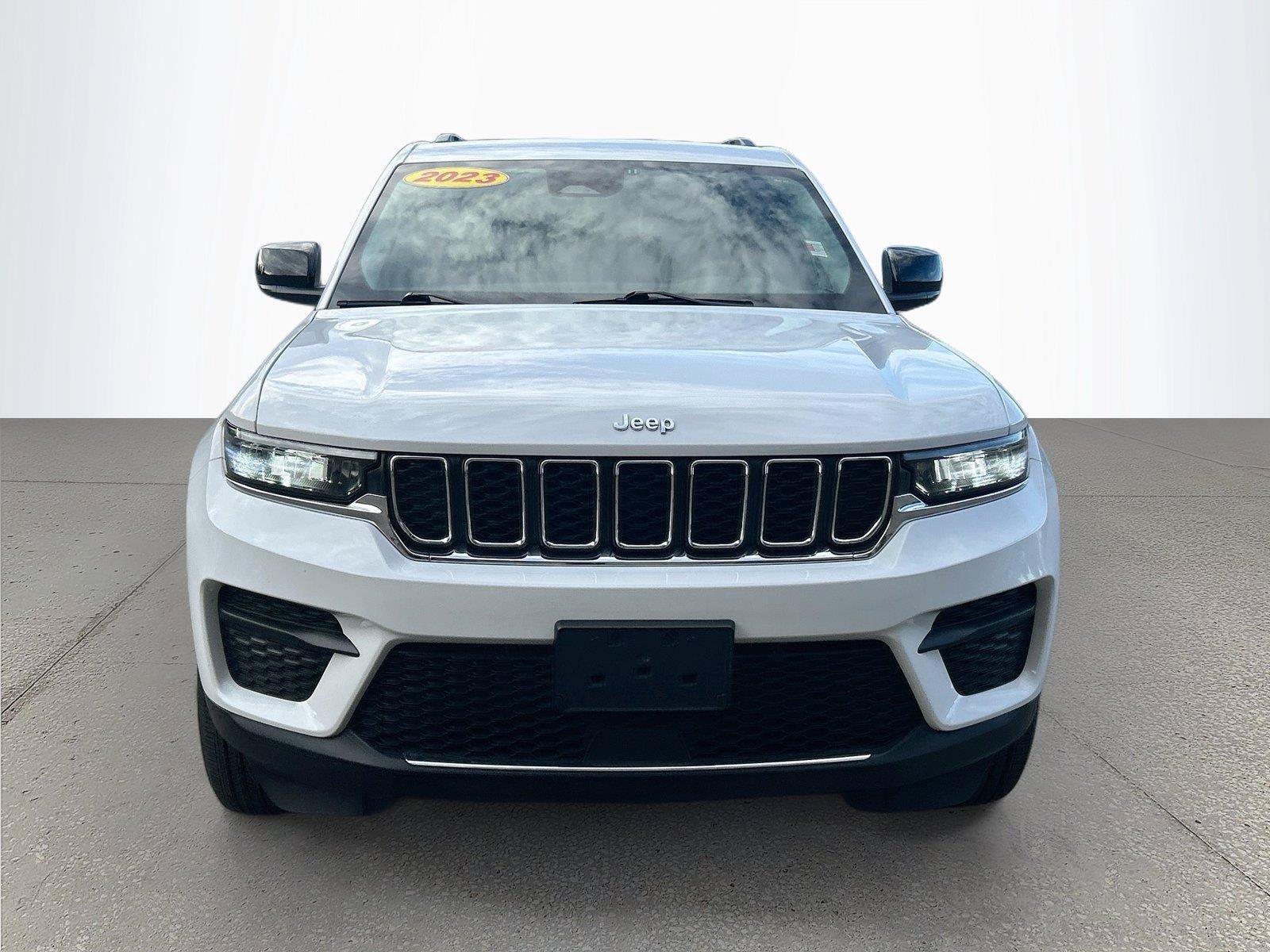 Used 2023 Jeep Grand Cherokee Laredo AWD/4WD image 9