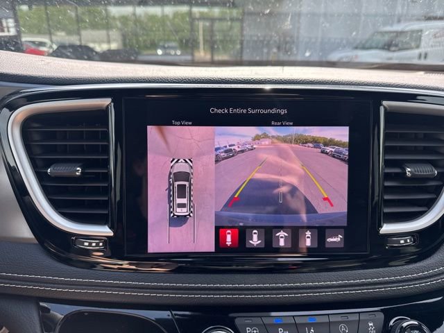 Used 2025 Chrysler Pacifica Select AWD/4WD image 19